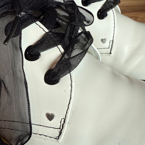 Dr. Martens White Leather Shoes with Black Sheer Laces - Picture 5 of 5